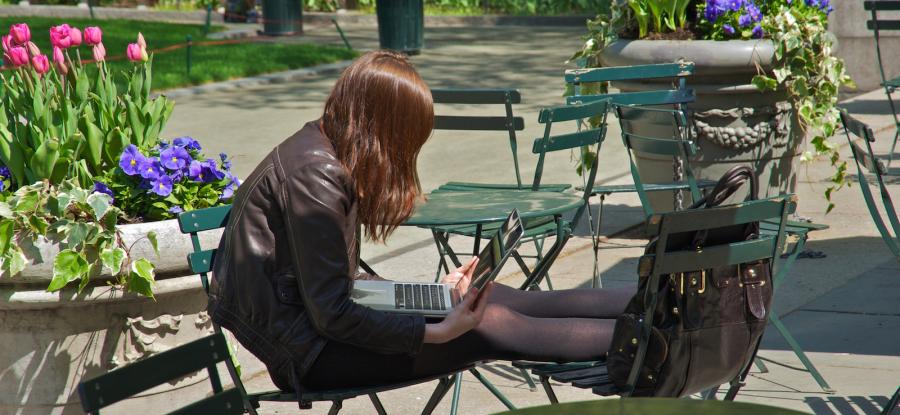 Foto di Ed Yourdon - Hugging my laptop (CC BY-NC-SA 2.0)